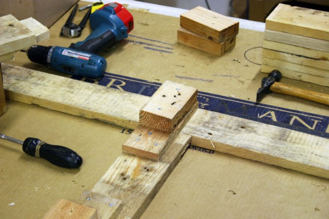 diy παλετοκατασκευή τραπεζάκι με καρέκλες για τον κήπο5