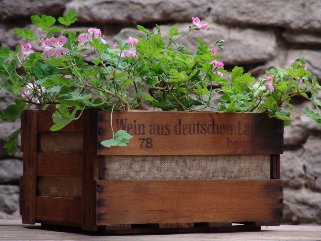 ιδέες με ξύλινες γλάστρες13